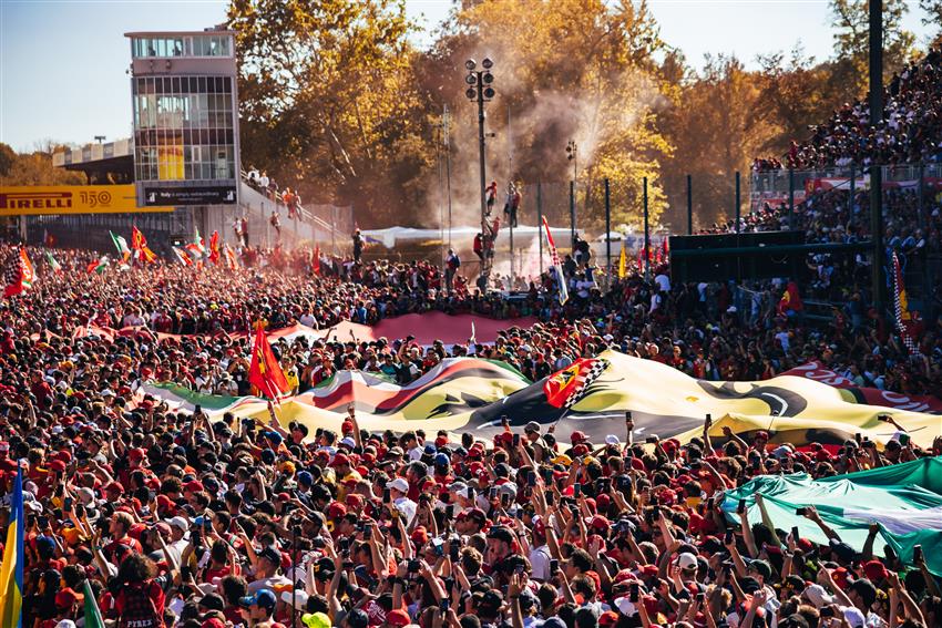 Monza race fans